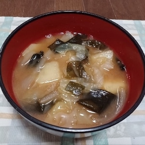 優しいお味♪じゃが芋とキャベツ玉葱のお味噌汁♡